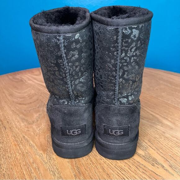 UGG Classic Short Snow Leopard Glitter Black Shearling Lined Boot Women’s Size 6 - Picture 3 of 9